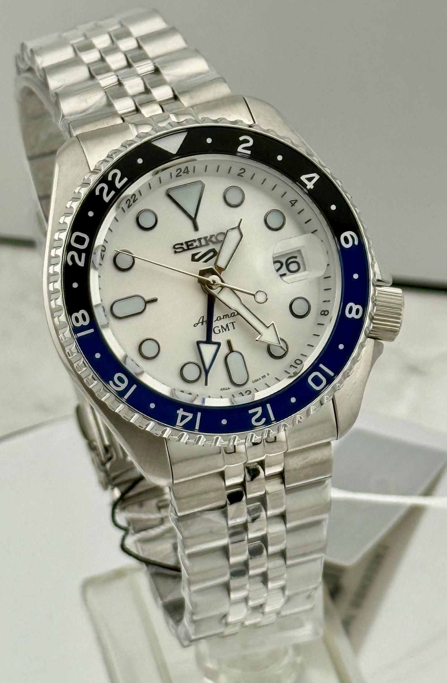 New Full-Set Seiko 5 Sports SSK033K1 42.5mm “A.K.A White Cloud” Automatic GMT